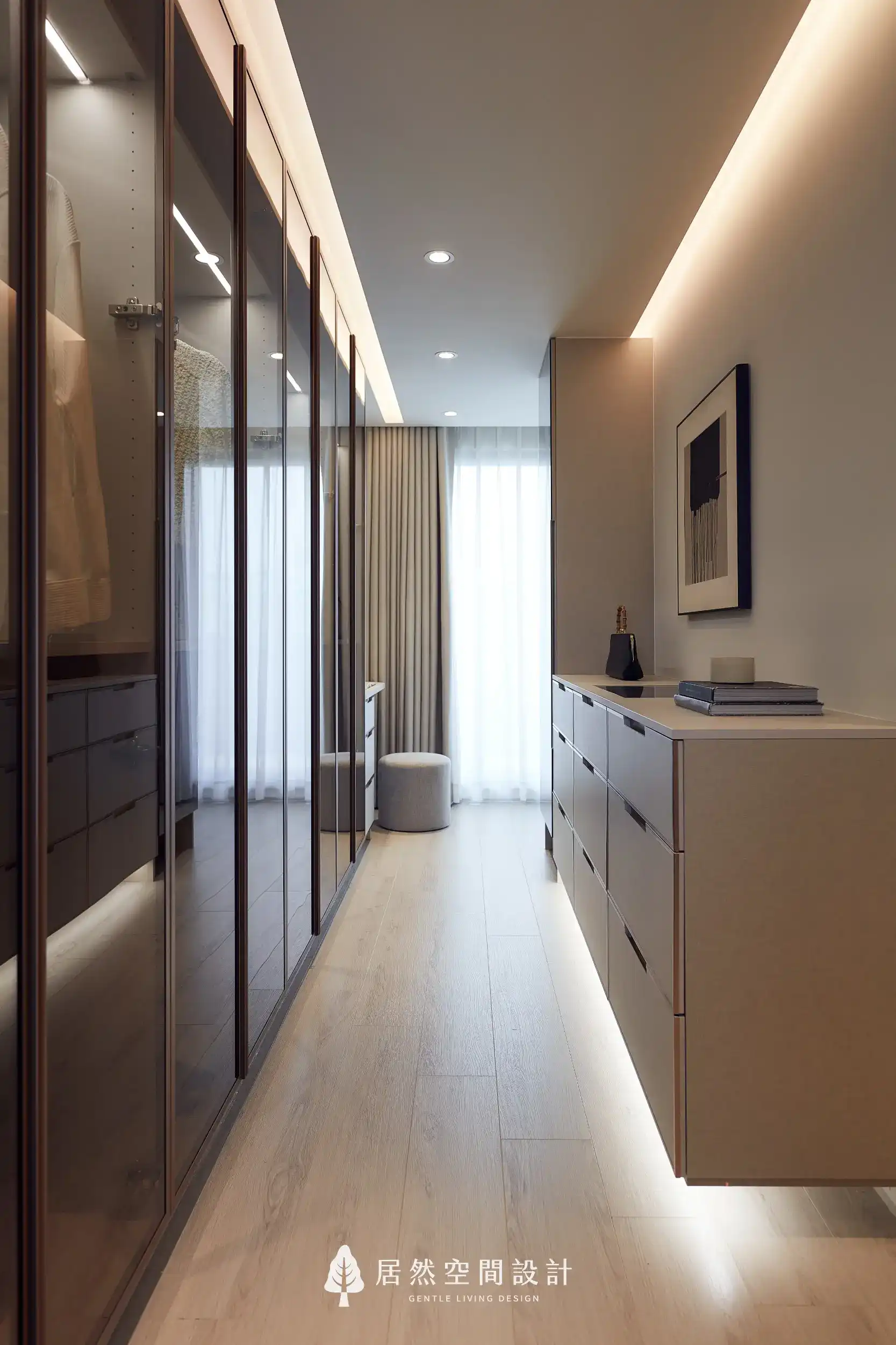 透過磁吸軌道燈、層板燈與線燈交織,搭配茶玻與收納櫃,於更衣室營造柔和且具層次的光氛,展現高級質感與多樣情境氛圍。