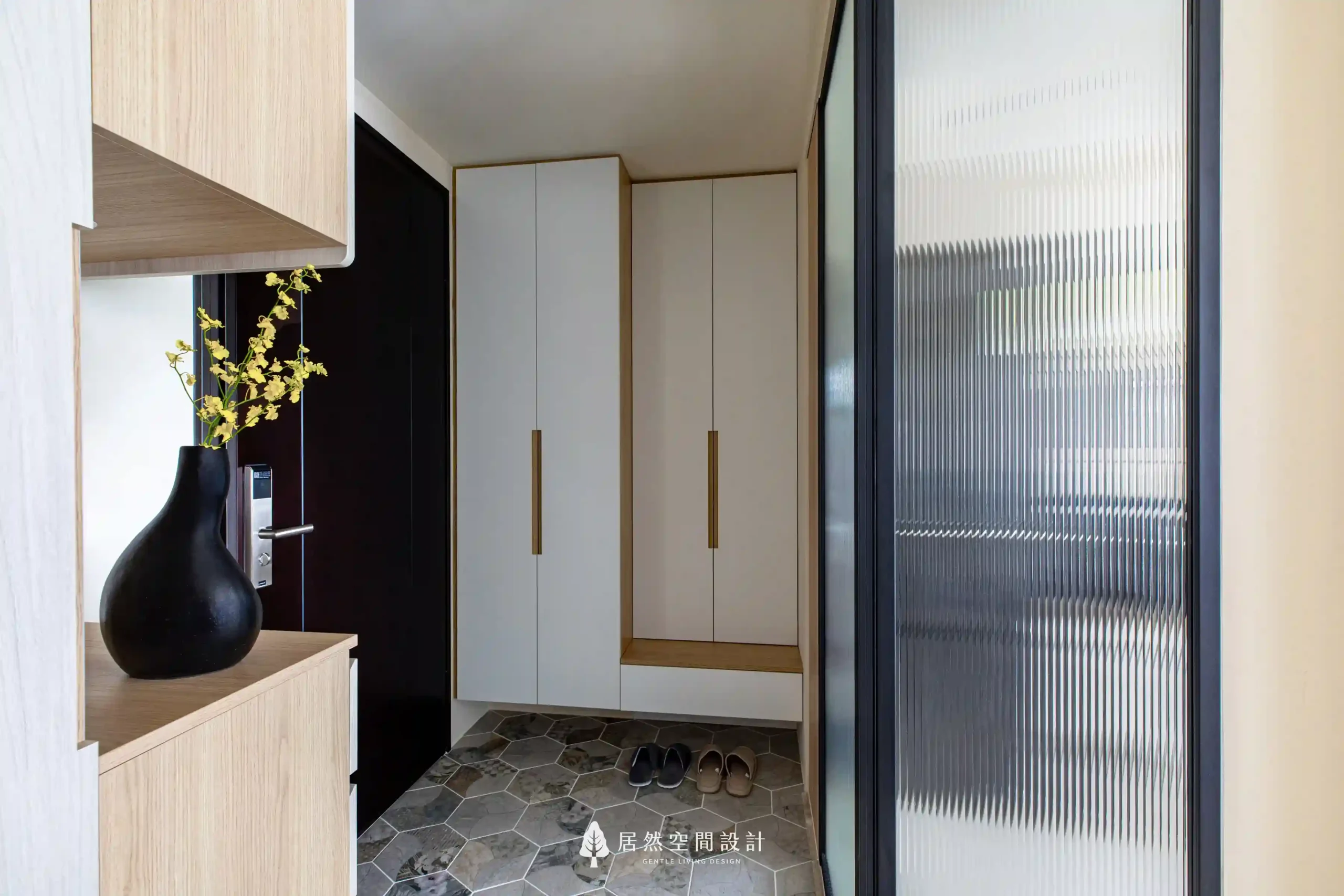 23坪北歐風新成屋3房2廳2衛｜玄關設置轉角高櫃與中段穿鞋平台，搭配花磚地坪與格柵玻璃門片，兼具收納機能與材質風格層次展現