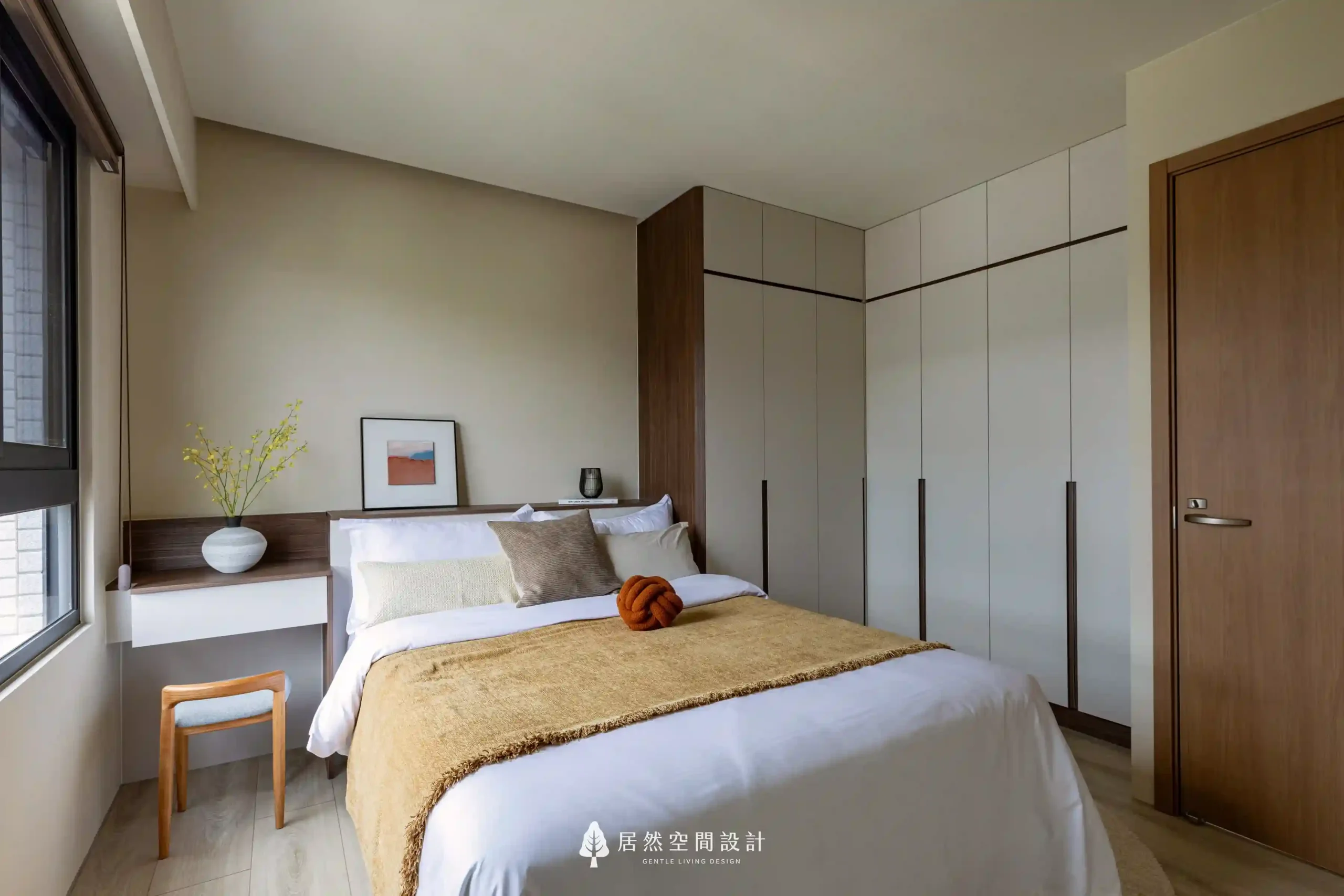 23坪北歐風新成屋3房2廳2衛｜L型衣櫃與床頭平台結合梳妝台，搭配木色調門片與奶茶色牆面，打造簡約實用的主臥收納與睡眠場域