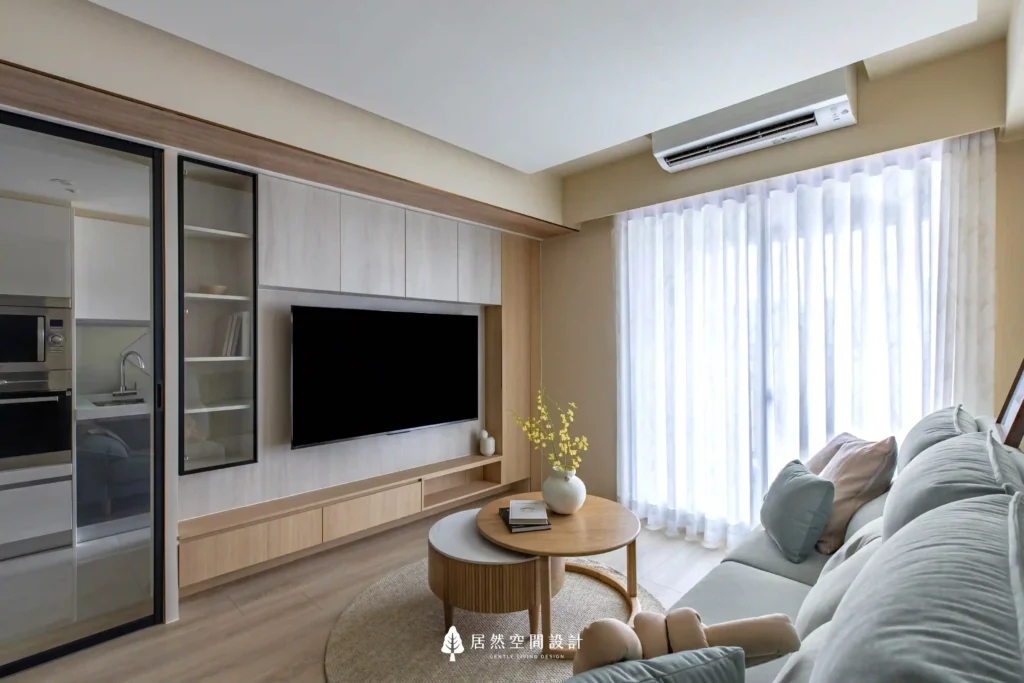 23坪北歐風新成屋3房2廳2衛｜客廳電視櫃搭配透明玻璃拉門設計，整合展示與收納，客廳引光入室，營造明亮又柔和的北歐生活氛圍