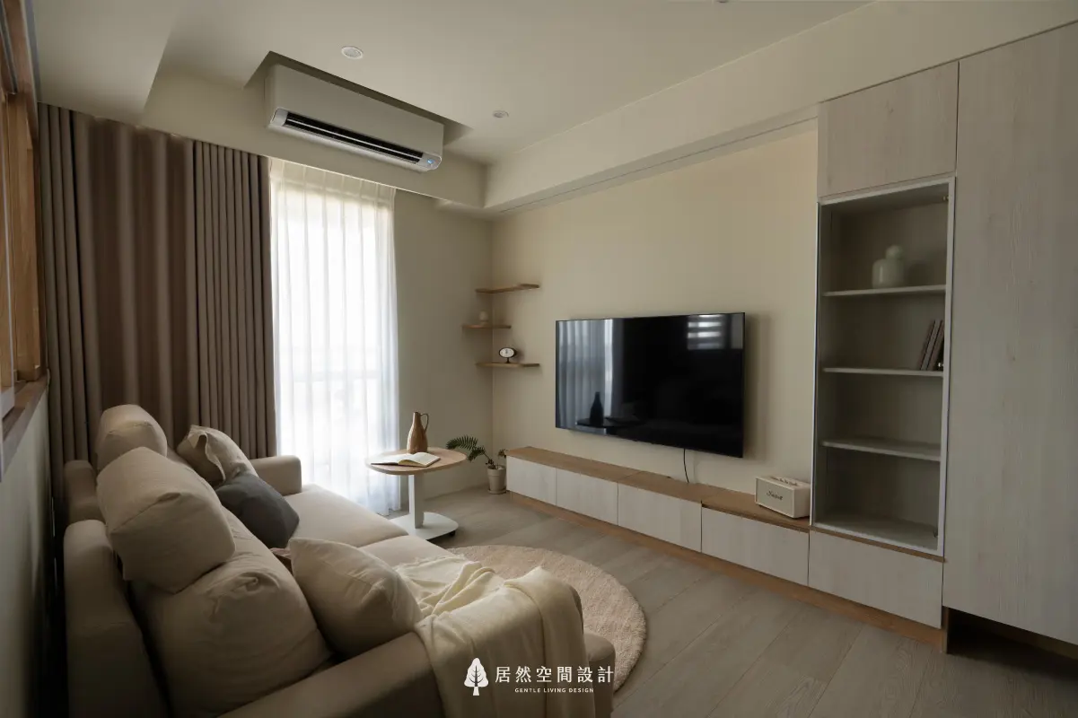18坪北歐風小宅2房2廳2衛|淺米白沙發搭配木質電視櫃與展示層架,窗簾柔化自然光線,打造簡約寧靜、明亮通透的舒適客廳。
