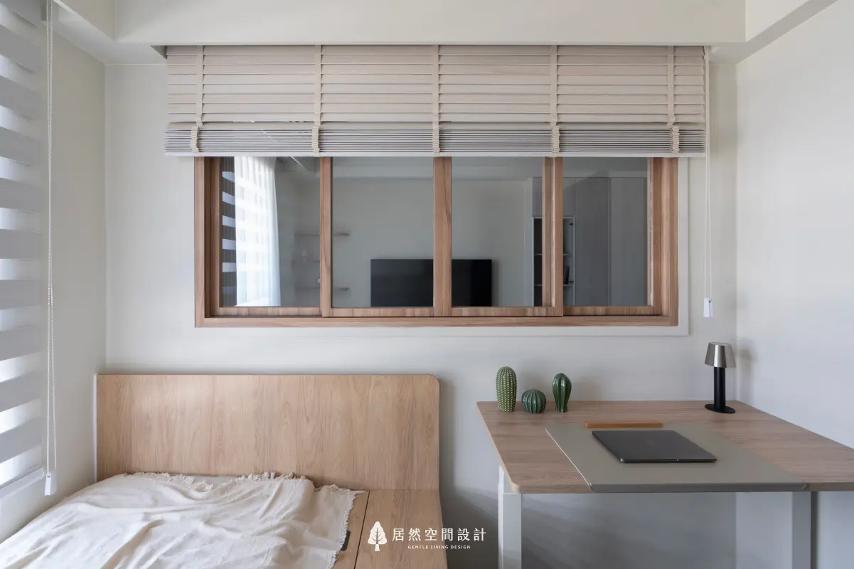 18坪北歐風小宅2房2廳2衛|書房以臥榻結合書桌設計,搭配木框玻璃窗引入光線,讓工作與休憩皆擁有舒適與通透感。