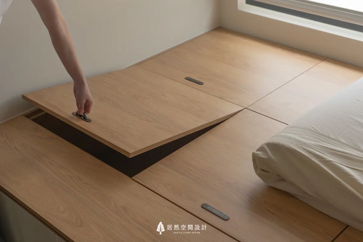 18坪北歐風小宅2房2廳2衛|書房臥榻設計結合上掀式收納櫃體,善用空間機能,維持整潔同時提升收納彈性與生活便利。