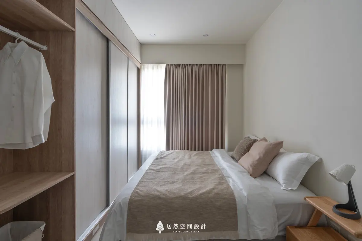 18坪北歐風小宅2房2廳2衛|主臥空間以柔和米色調鋪陳,搭配木質系衣櫃與遮光窗簾,營造寧靜沉穩的舒眠氛圍。