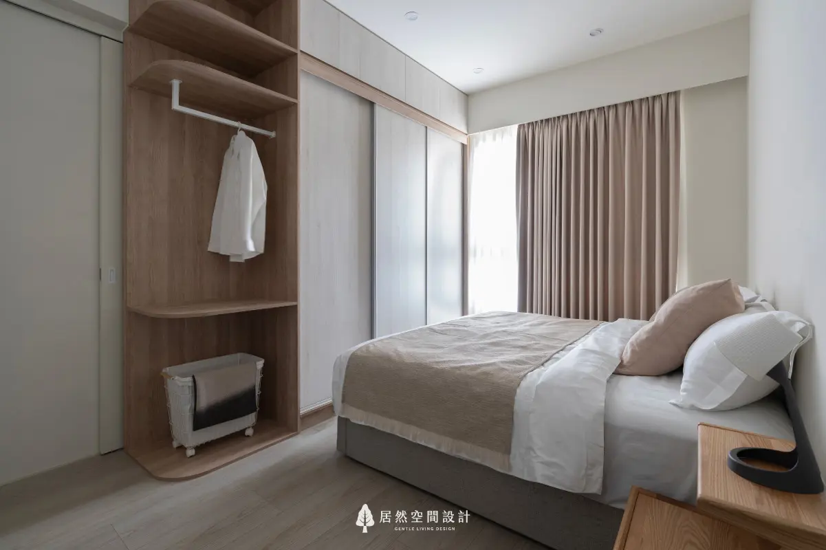 18坪北歐風小宅2房2廳2衛|主臥採柔米色系,設有轉角開放式汙衣收納,簡潔衣櫃與柔光窗簾打造靜謐舒適臥眠區。
