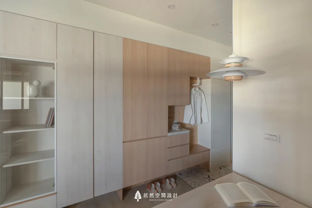 18坪北歐風小宅2房2廳2衛|玄關櫃結合吊掛、收納與展示機能,以淺木色調延伸視覺感,搭配穿鞋椅,打造進出門時的舒適與從容。