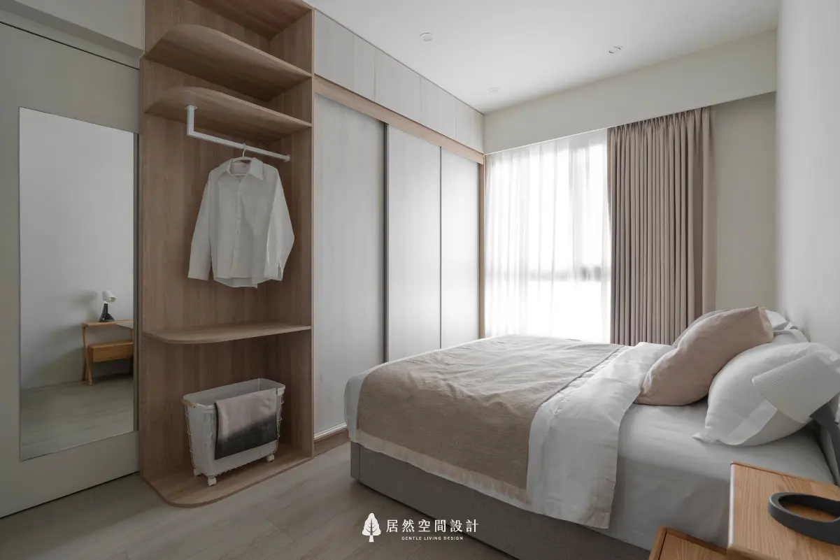 18坪北歐風小宅2房2廳2衛|主臥以奶茶色寢具搭配木質櫃體,結合門片式伸縮全身鏡,滿足穿搭與實用機能,讓早晨穿衣儀式更加從容自在。