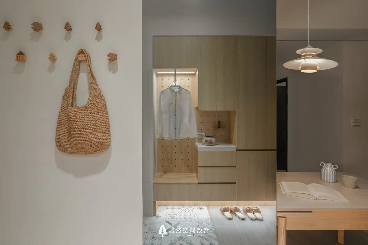18坪北歐風小宅2房2廳2衛|玄關牆面設置木質掛勾,鏡面反射出穿鞋椅與收納櫃,讓空間視感延伸,同時兼顧日常機能與收納美感。