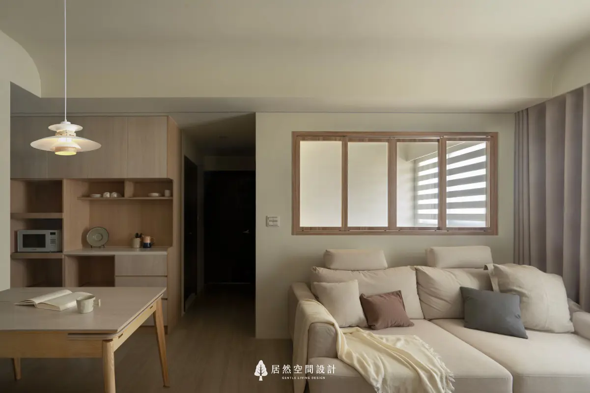 18坪北歐風小宅2房2廳2衛|淺木紋與米白色沙發相映,搭配弧形天花與木框拉窗設計,使客餐廳場域光感柔和,營造溫潤且沉靜的生活氛圍。