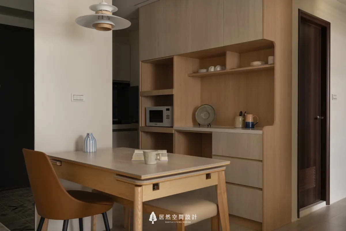18坪北歐風小宅2房2廳2衛|淺木紋餐邊櫃結合微收納展示機能,與餐桌風格一致,打造整體感餐廚空間,簡約中展現溫潤生活氣息。