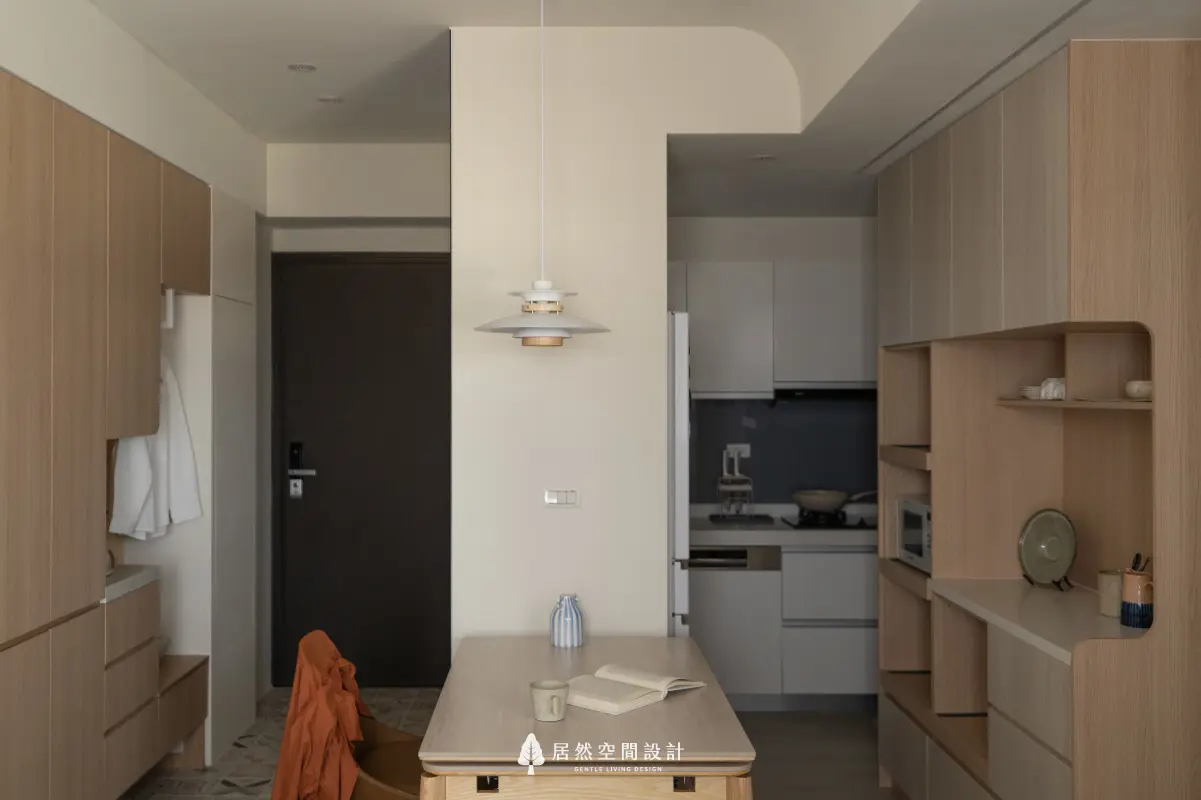 18坪北歐風小宅2房2廳2衛|玄關串連餐廳與餐邊櫃,木質調由公區延伸至廚房,展現視覺統一感,打造流暢動線與簡約生活日常。