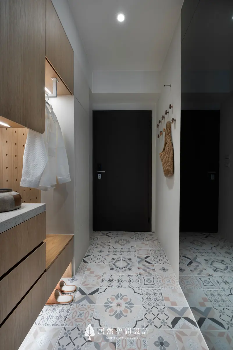 18坪北歐風小宅2房2廳2衛|玄關鋪陳花磚地坪,搭配木質收納與穿鞋椅,壁面掛鉤延伸使用機能,兼具美感與日常便利動線。