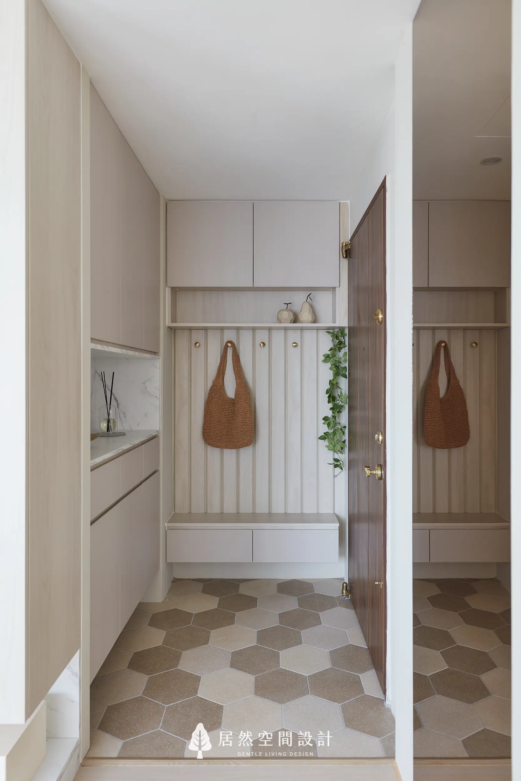 玄關規劃穿鞋椅與掛鉤牆面，結合六角磚地坪與系統收納，形成落塵區分界，回家動線清楚整潔，兼顧實用與溫潤美感與日常使用機能層次