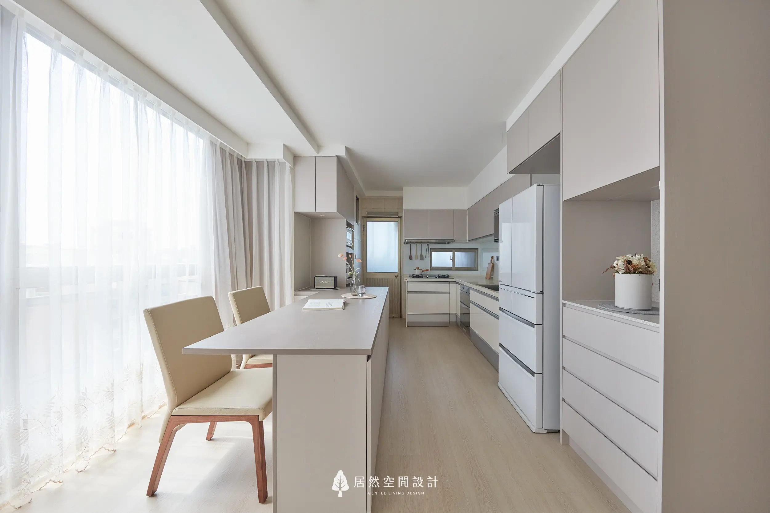 餐廚空間以中島作為備餐檯與用餐桌，結合高機能收納與流暢動線，靠窗配置引入自然光，讓料理與用餐時光在明亮溫潤的環境中展開