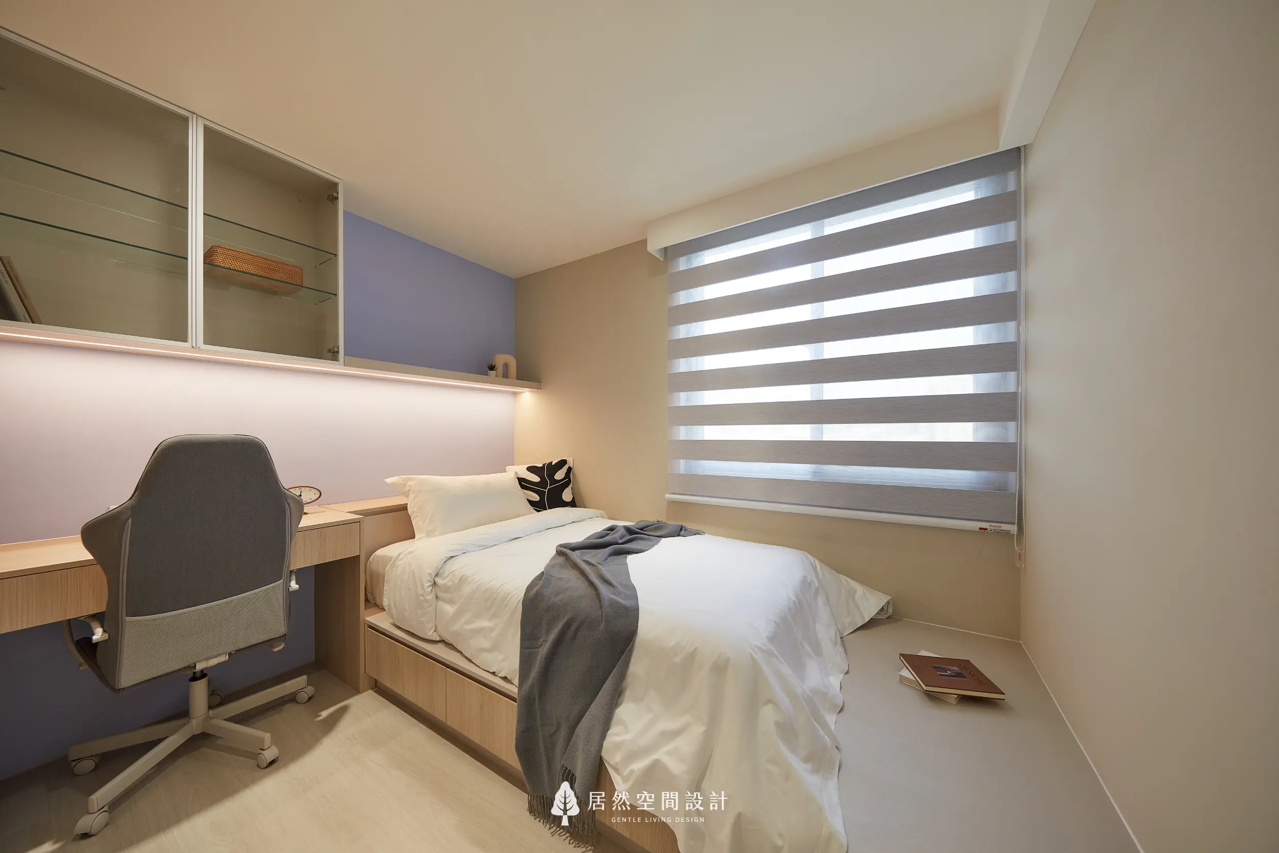 小孩房以床鋪與書桌一字排列，上方展示櫃結合間接照明，搭配柔和跳色牆面與遮光捲簾，保留活動空間，營造專注學習與放鬆休息兼具的成長環境