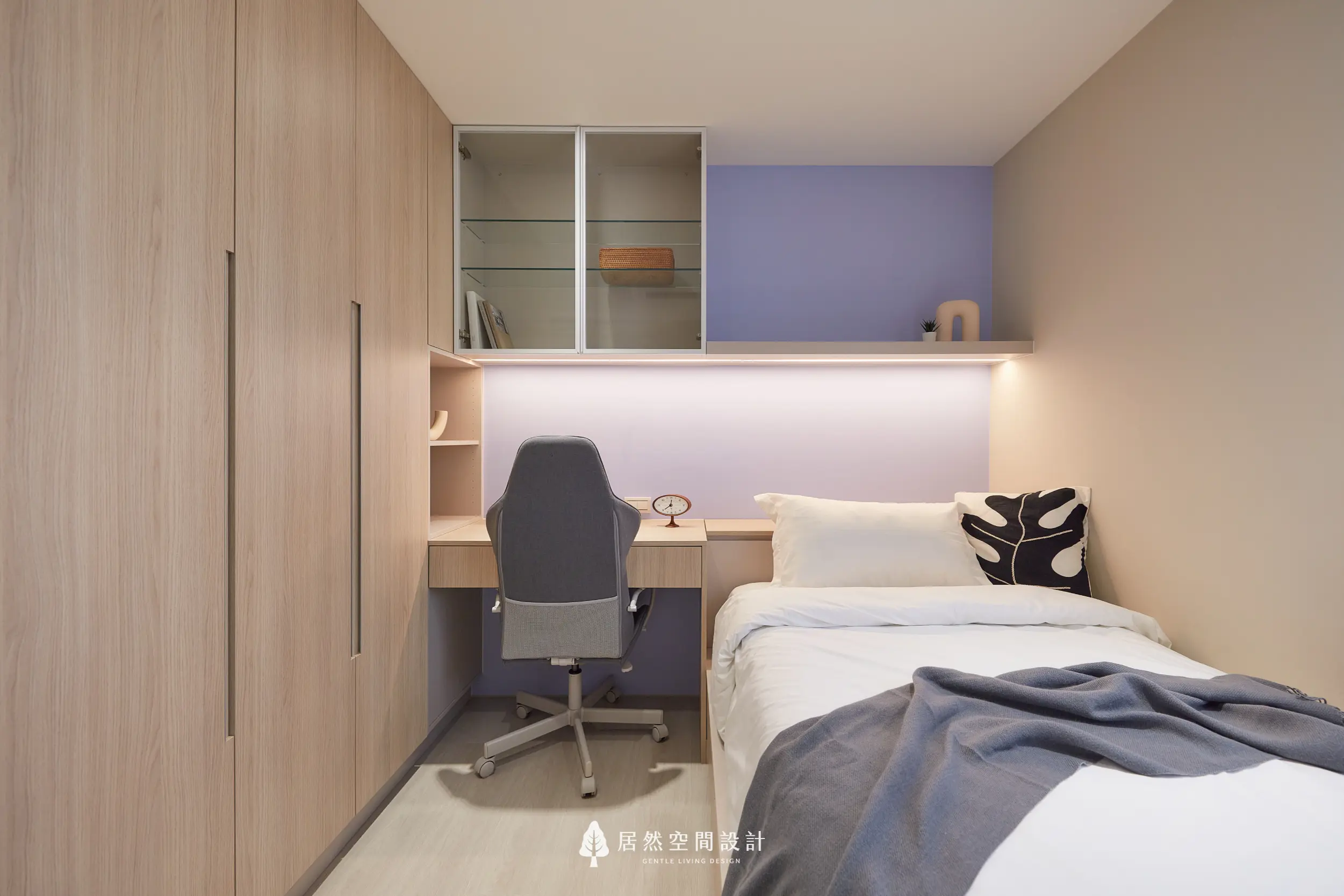 小孩房結合書桌與床位配置，上方展示櫃搭配柔和色牆，衣櫃沿牆整合收納，保留活動空間，打造兼顧學習、休息與成長彈性的舒適房間