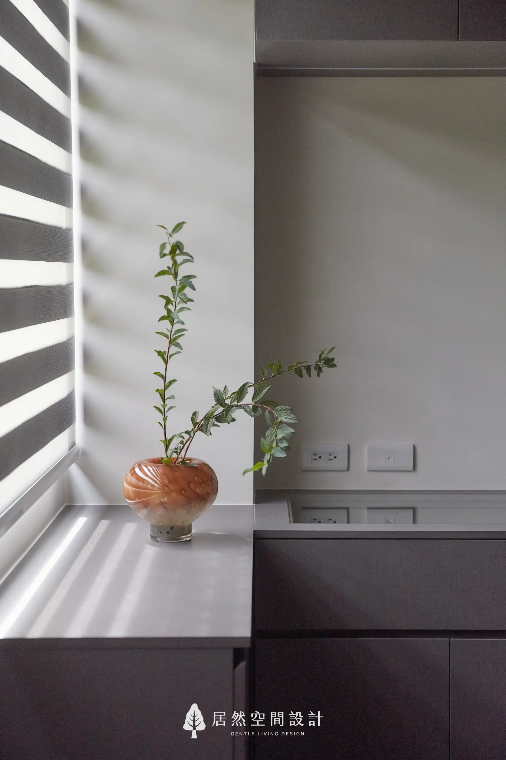 更衣室以玻璃衣櫃結合金屬框架打造展示式收納，吊掛與抽屜整合衣物整理機能，開放動線串聯主臥室空間，營造通透有序的更衣環境