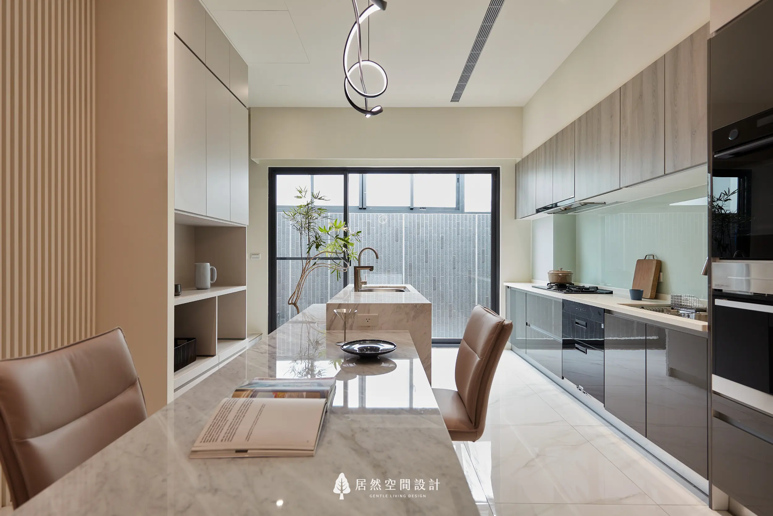 餐廳與廚房採開放式配置，大理石紋餐桌結合中島與收納櫃，搭配淺木紋廚櫃，後方落地窗引入自然採光延伸空間視覺
