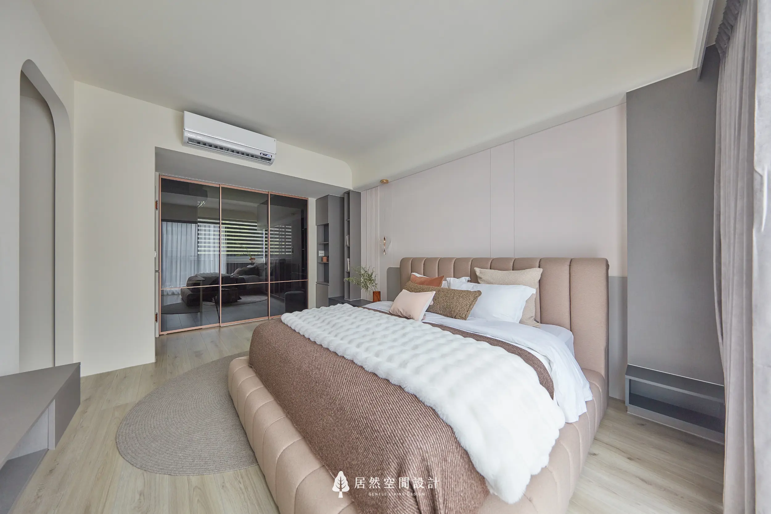 主臥室以米色軟包床頭與雙人床鋪為空間核心，搭配柔和牆面與木地板營造溫潤氛圍，黑波拉門串聯更衣室，延伸視覺層次與生活動線