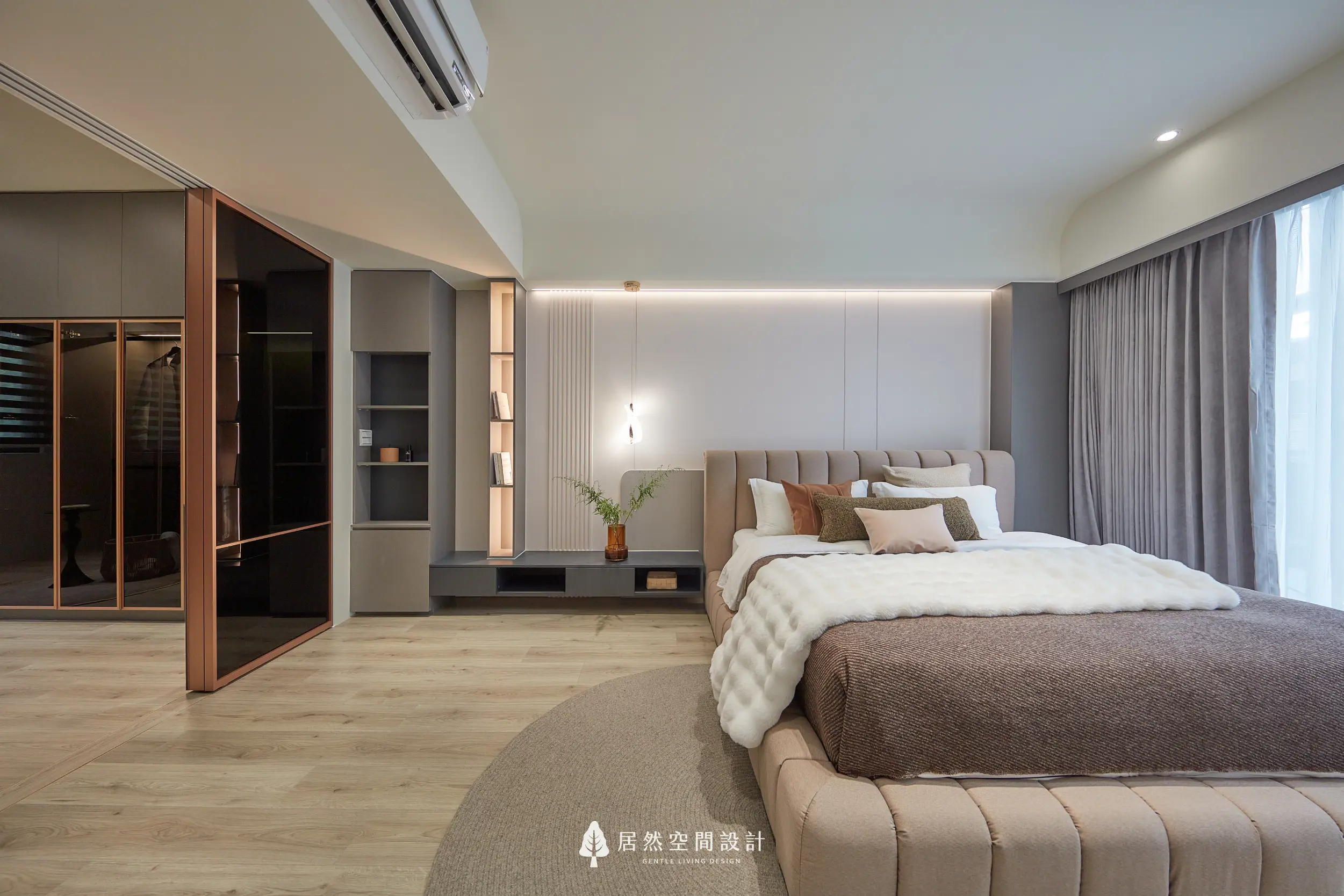 主臥室以米色軟包床頭與雙人床鋪為空間核心，搭配木地板與柔和間接燈光營造溫潤氛圍，黑玻拉門與開放收納串聯更衣室動線