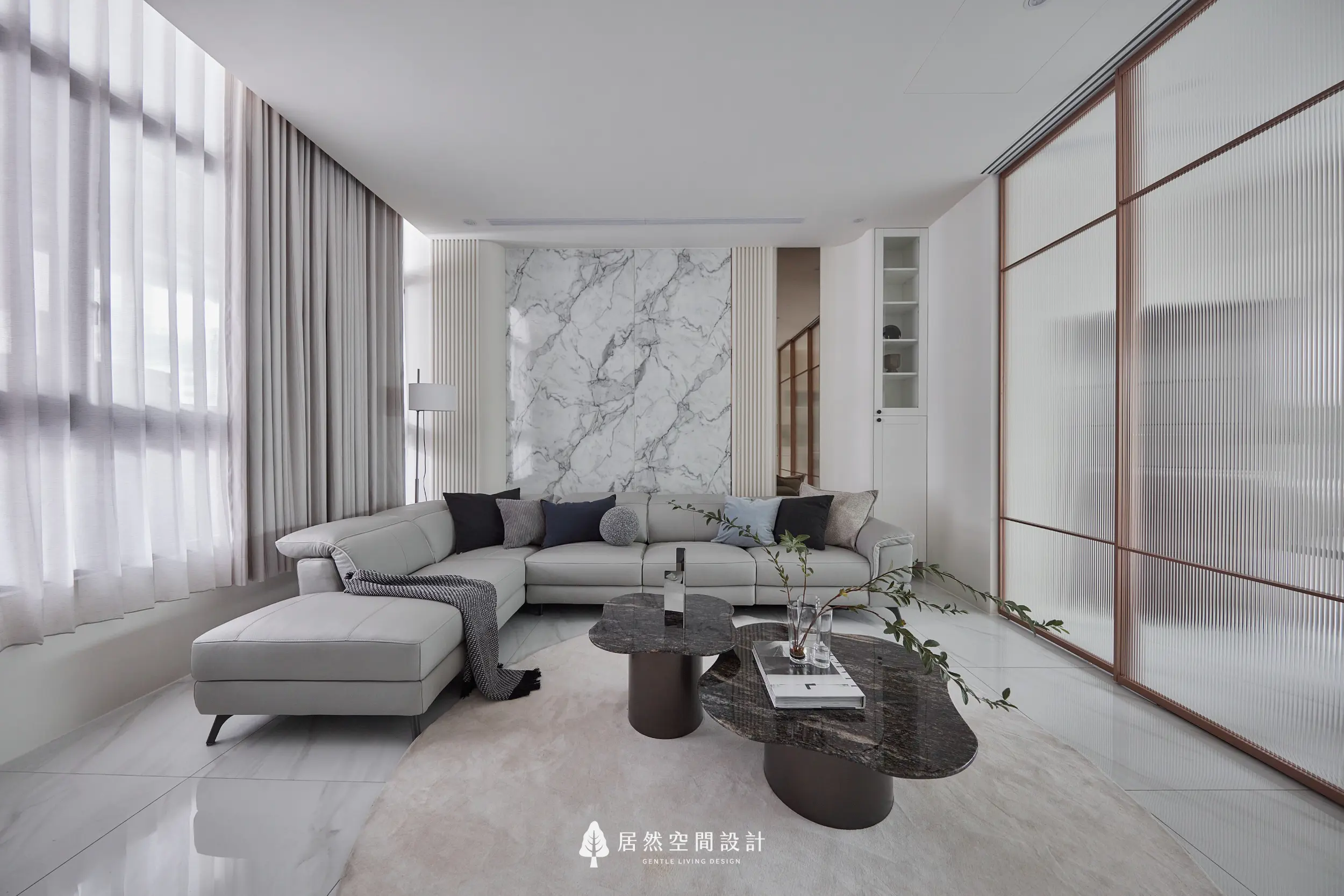 現代輕奢客廳空間，大理石紋理電視牆與米白L型沙發構成主要視覺，深色石紋茶几增添層次，落地窗採光與長虹玻璃拉門營造通透感現代輕奢客廳空間，大理石紋理電視牆與米白L型沙發構成主要視覺，深色石紋茶几增添層次，落地窗採光與長虹玻璃拉門營造通透感