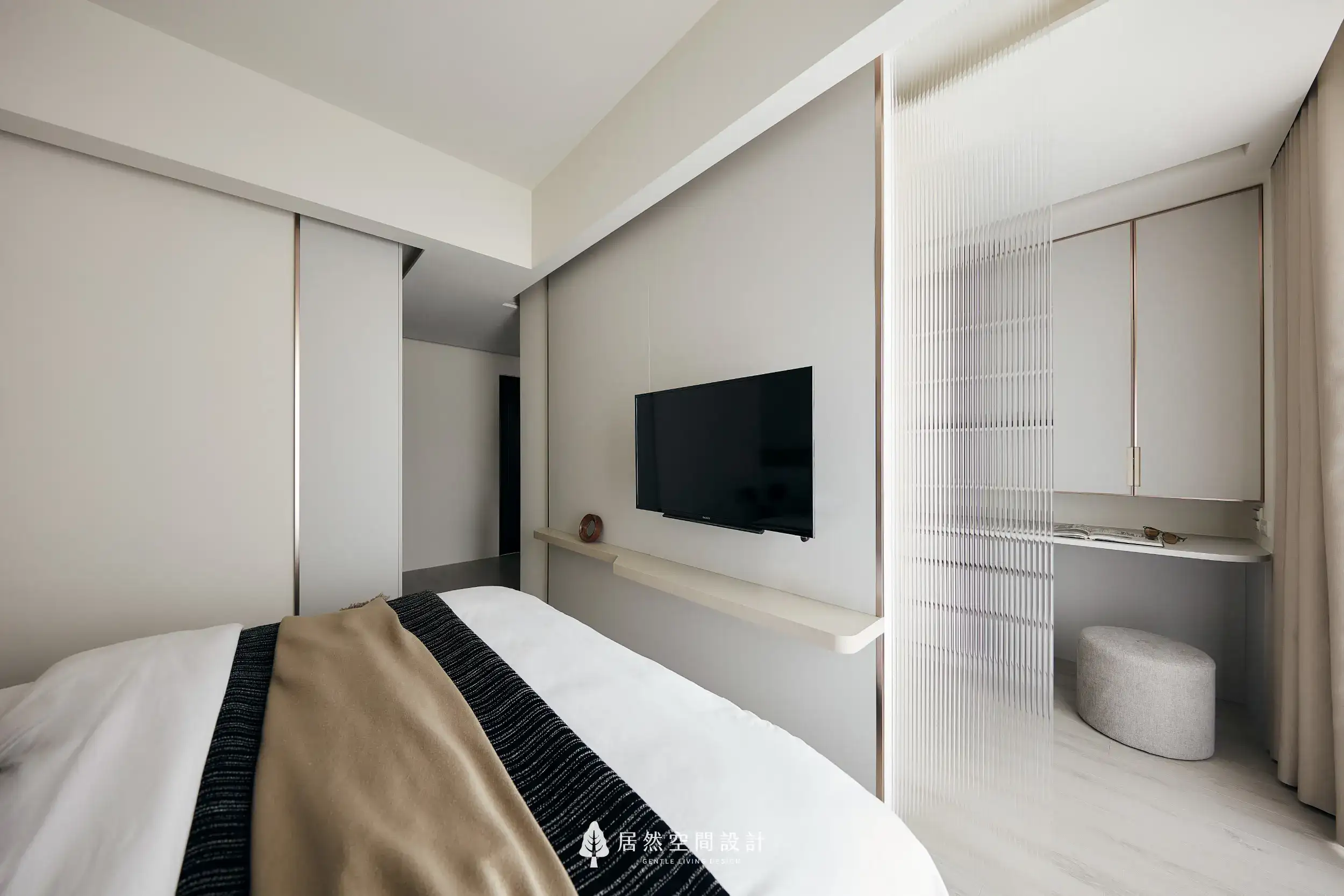 長虹玻璃屏風設計-琢光-居然空間設計