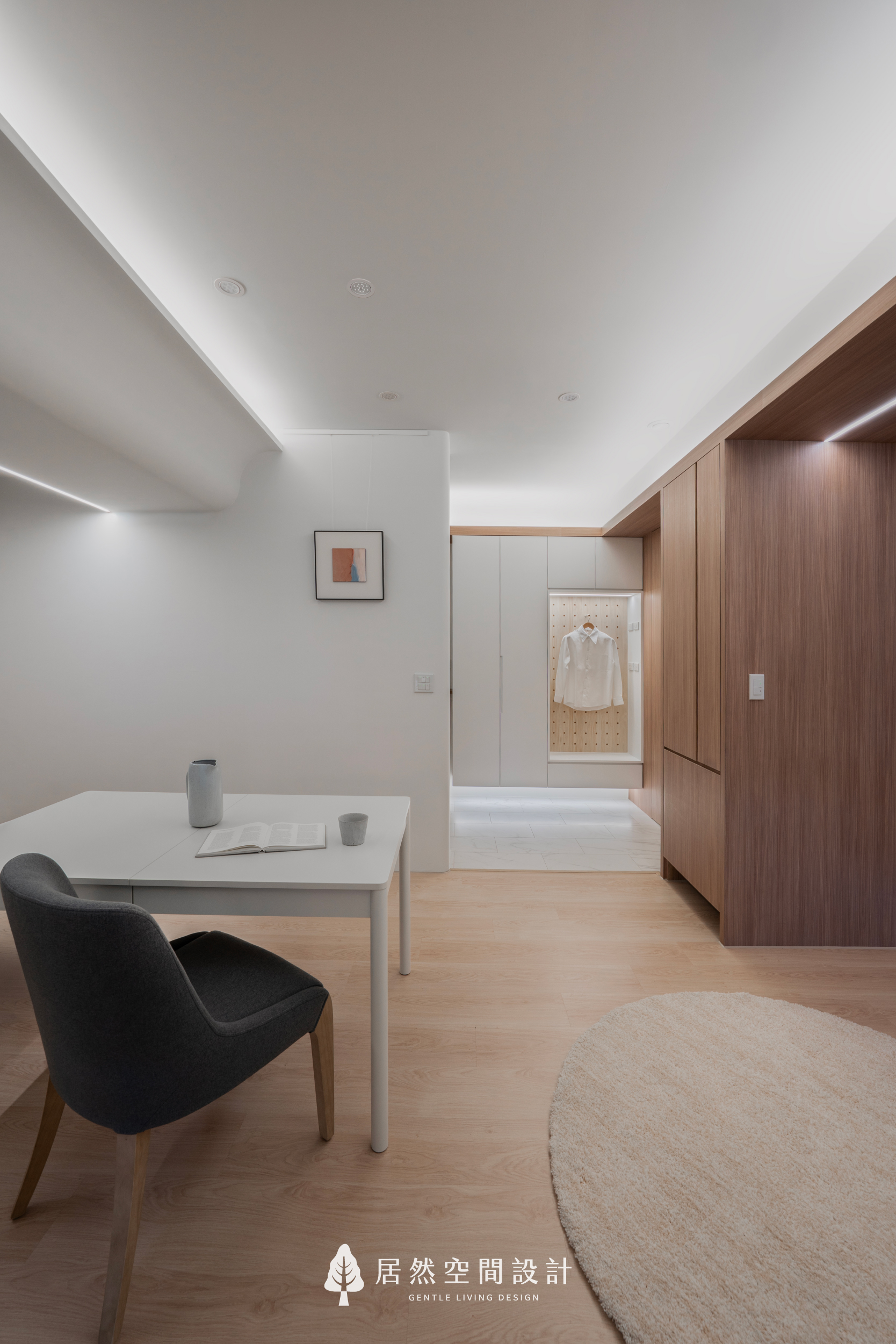 現代風室內設計開放式格局，利用木質天花與間接照明導引視線，將餐廳、辦公區與玄關機能完美整合，營造通透寬敞且具溫潤質感的居家美學。