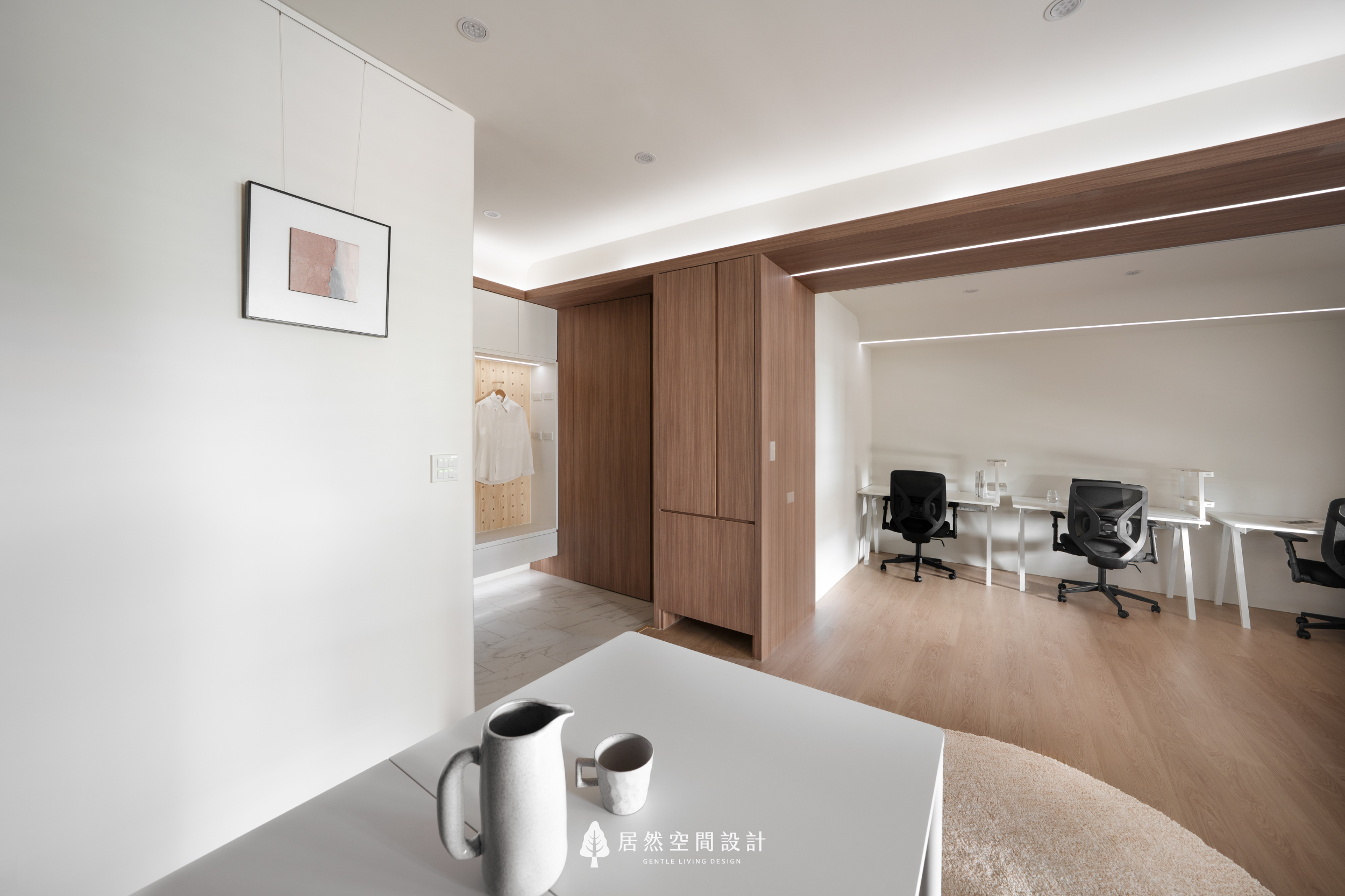 現代風室內設計開放格局，居然空間設計整合玄關與辦公區，利用木質天花與純白色調，為新成屋打造通透且機能完整的居家空間。