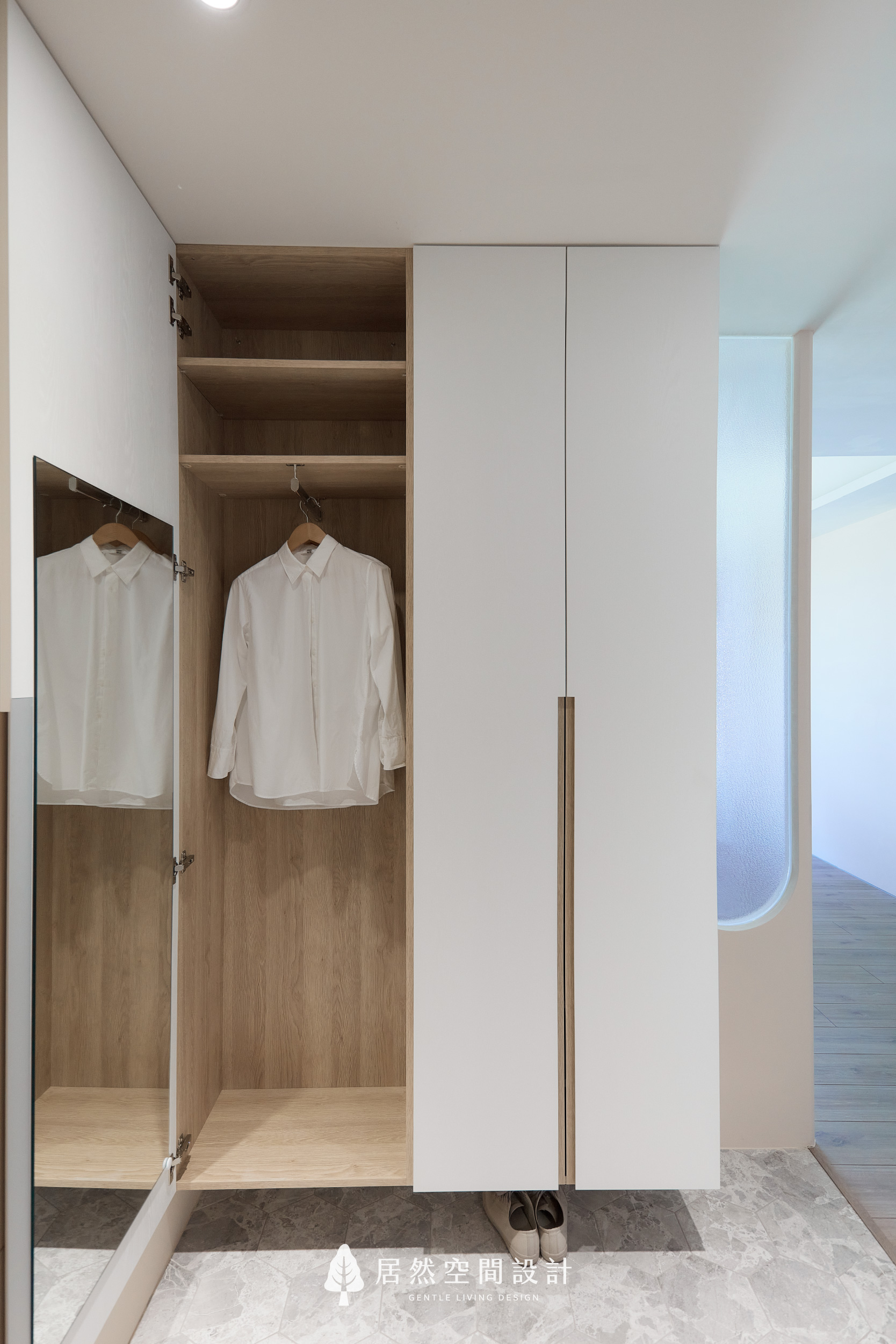 居然空間設計的北歐風玄關實景。木質開放式汙衣櫃掛著白襯衫，旁邊門片內嵌全身試衣鏡，底部懸空處暫放便鞋，展現日和作品的溫潤秩序。
