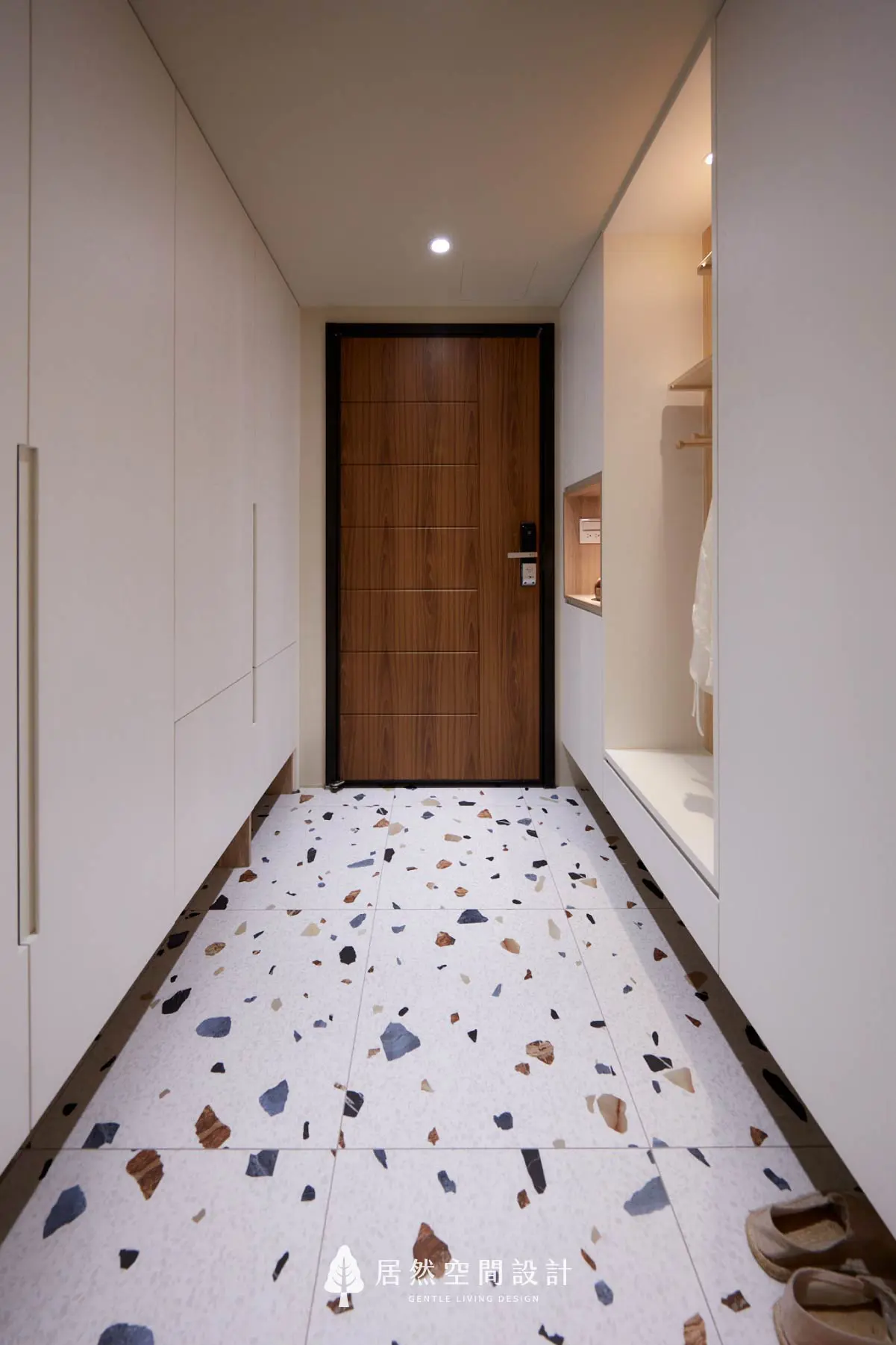 居然空間設計提供的玄關家政櫃尺寸圖。詳細標註洞洞板、一日衣櫃、行李箱與帶插座吸塵器充電櫃規劃，是將數據落實於弧光靜影案例的表現。