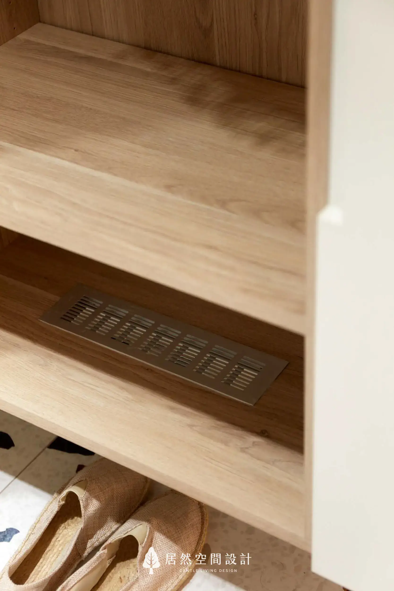 鞋櫃除臭與防霉設計細節。居然空間設計在木質鞋櫃層板設置隱藏式金屬透氣孔，確保空氣流通路徑，有效防止發霉並維持落塵區櫃內的絕對清爽。