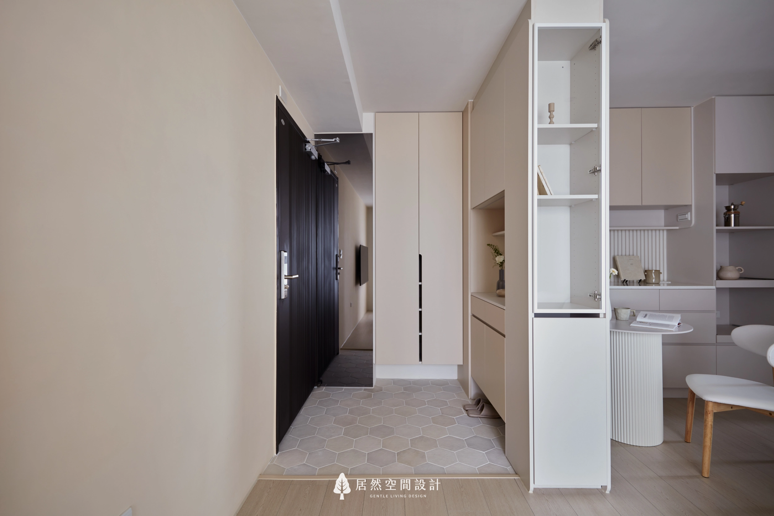 台中13坪北歐風新成屋玄關設計,運用六角磚落塵區搭配奶茶色收納櫃與展示層架,串聯客餐廳動線,打造兼具機能、美感與溫暖歸家儀式感的小坪數住宅空間。
