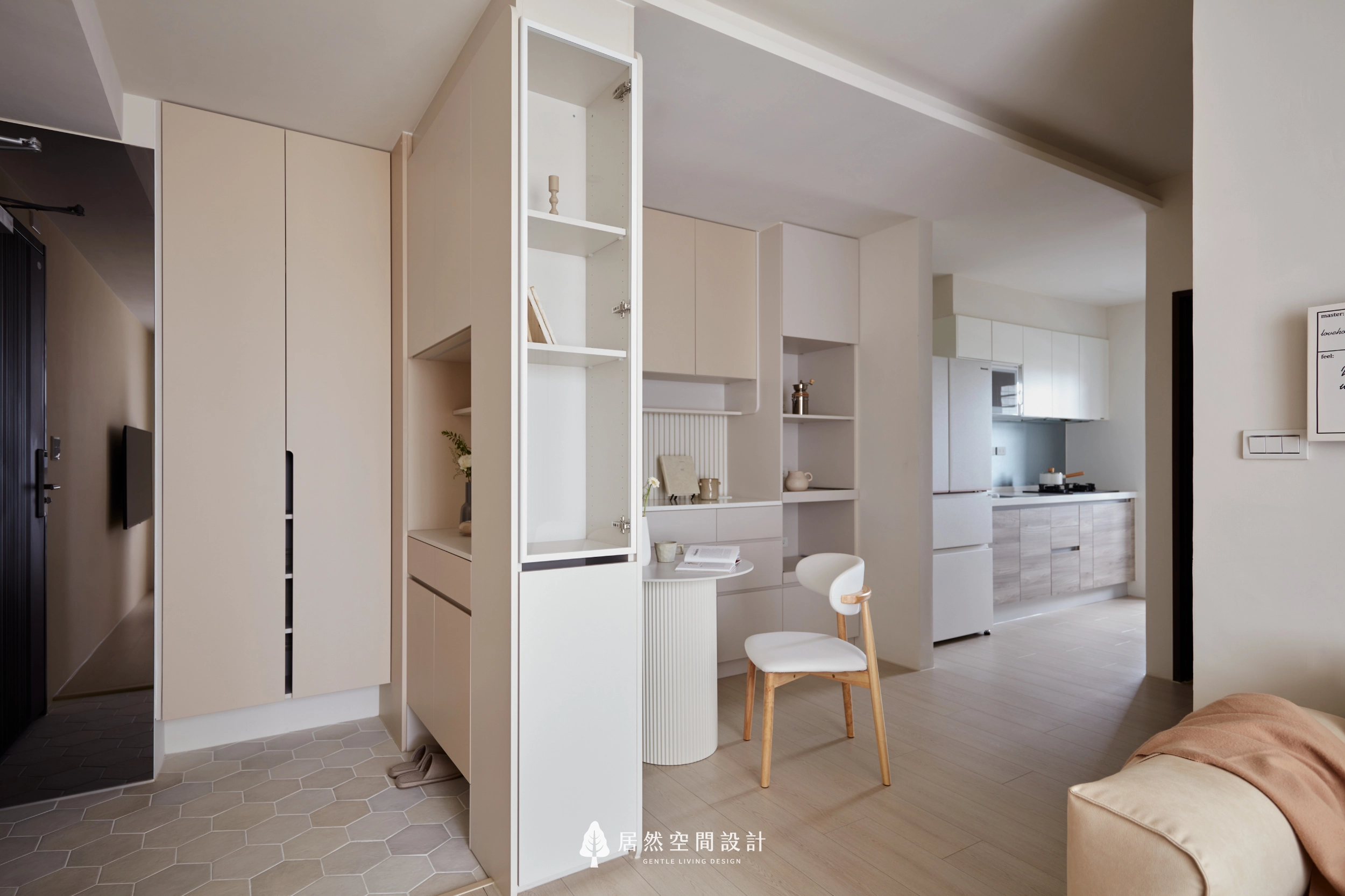 台中13坪北歐風新成屋開放式公共空間設計,串聯玄關、餐廳與廚房動線,結合奶茶色收納櫃、展示層架與長虹玻璃元素,在小坪數中打造明亮寬敞且富有生活感的居家空間。