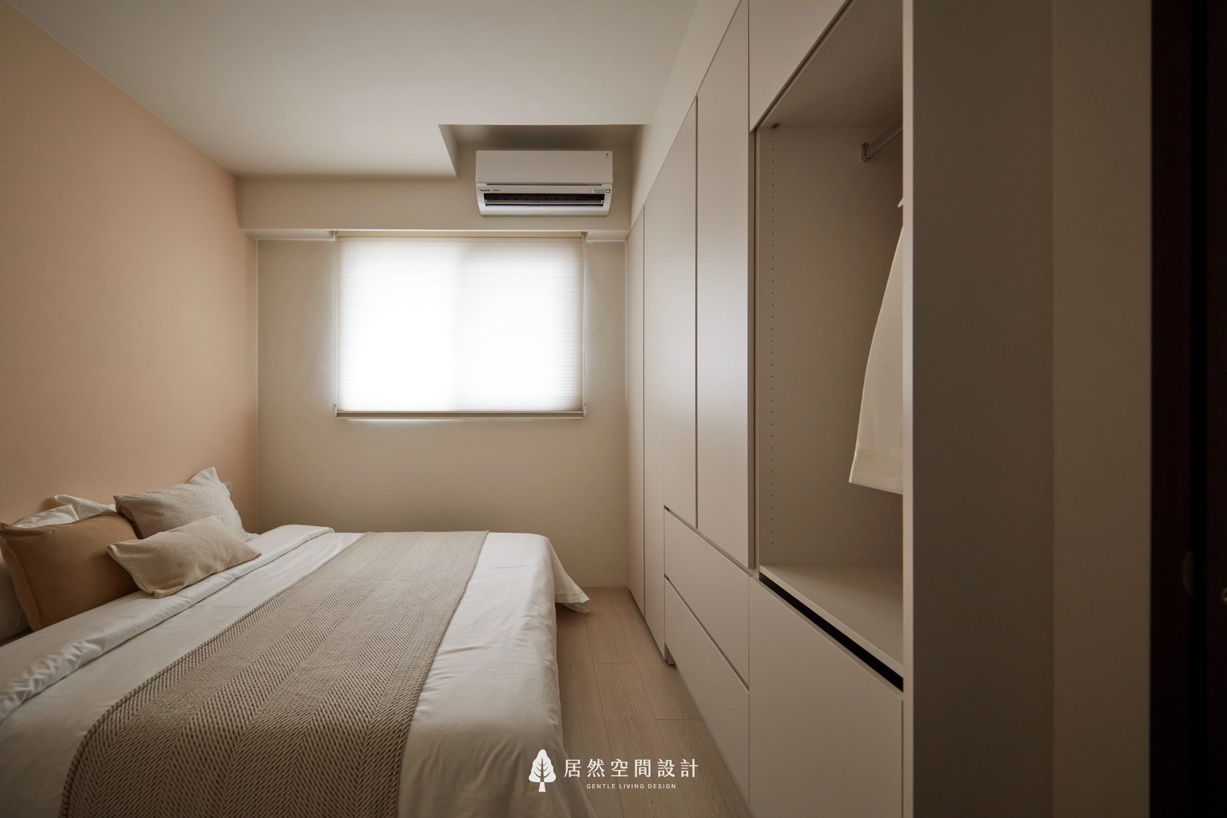 台中13坪北歐風新成屋臥室設計,以奶茶色床頭牆搭配系統衣櫃、吊掛收納與淺色木地板,結合柔和自然採光與簡約寢具配置,打造溫暖舒適且機能完善的小坪數睡眠空間。
