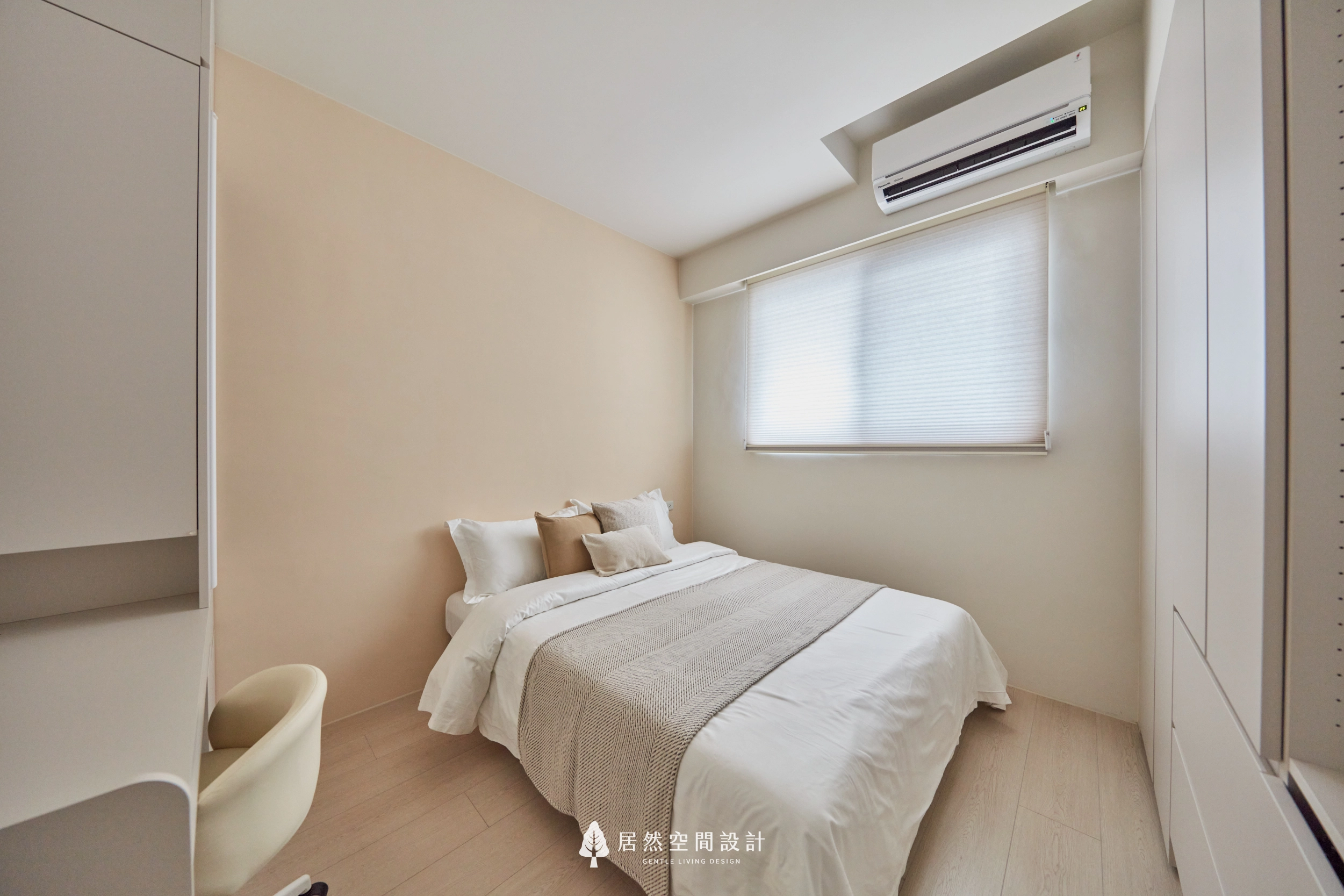 台中13坪北歐風新成屋臥室設計,以奶茶色床頭牆搭配淺色木地板、白色寢具與柔和採光,結合系統衣櫃及簡約配置,在有限坪數中打造舒適放鬆且溫暖療癒的睡眠空間。