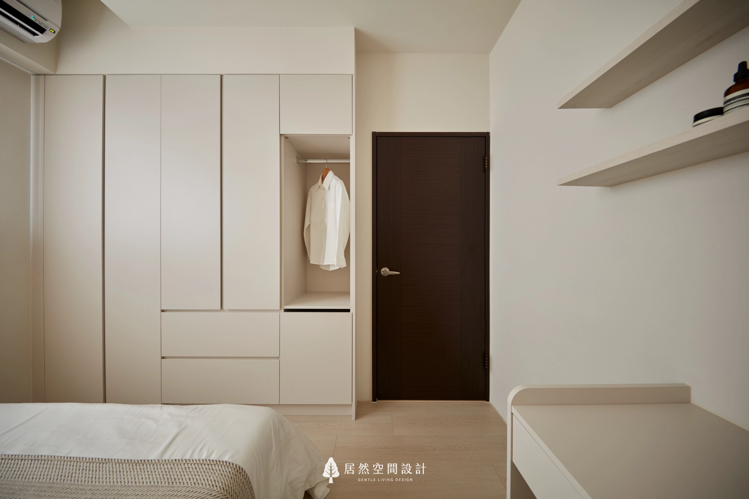 台中13坪北歐風新成屋臥室收納設計,採用奶茶色系統衣櫃結合吊掛區、抽屜收納與開放層板,搭配淺色木地板及簡約家具配置,打造整潔明亮且兼具機能的舒適休憩空間。